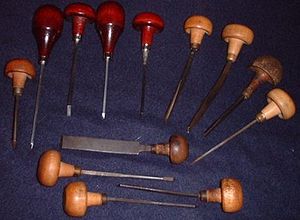 Bulino è un termine con cui si definiscono sottili scalpelli con punta in acciaio che utilizzavano per incisioni particolari. 