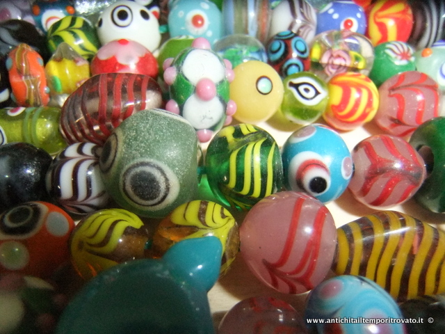 Vecchie perle di una collana in vetro di Murano 