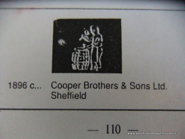 Il logo del 1896 degli argentieri Cooper Brother & Sons Lt. Sheffield è un uomo che batte su una botte. 