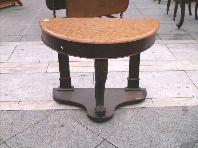 Mobili antichi → Consolle  → Piccola antica consolle

Antica e piccola consolle di forma stondata realizzata in Inghilterra nei primi anni del 900. Piano in marmo Rosso Verona sorretto da un fascione tre gambe: la frontale mossa con elemento fogliato …

... continua ...

