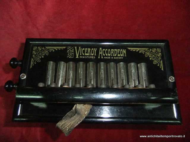 Mobili antichi → Strumenti musicali → Fisarmonica

Antica fisarmonica made in Saxony con scatola …

... continua ...

