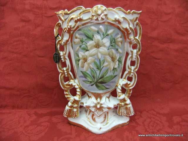 Oggettistica d'epoca → Vasi → Vaso d`epoca in porcellana

Antico vaso francese in porcellana del 1870 circa, dipinto a mano con decorazioni floreali (stelle alpine) e oro. L`antico vaso francese del 1880 decorato si presenta in ottime …

... continua ...


