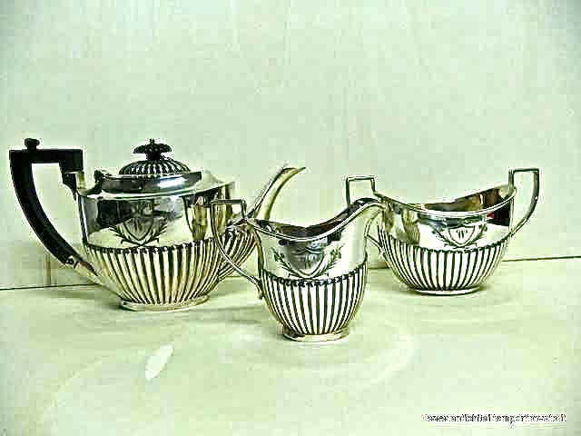 Sheffield d'epoca → Set in sheffield → Antico setcomposto da tre pezzi con iniziale Antico servizio da te con monogramma
Antico set inglese del periodo Vittoriano realizzato nella città di Sheffield nel 1899 in silver plate e composto da tre pezzi decorati da bacelli verticali a mezzo corpo: la teiera, con presa …
... continua ...
Immagine:immagini/catalogo/1000/1116.jpg