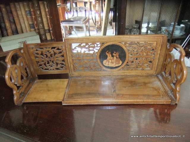 I nostri oggetti - Oggetti in legno
Antico porta libri intarsiato - Vecchio reggilibri di Sorrento
Immagine n° 