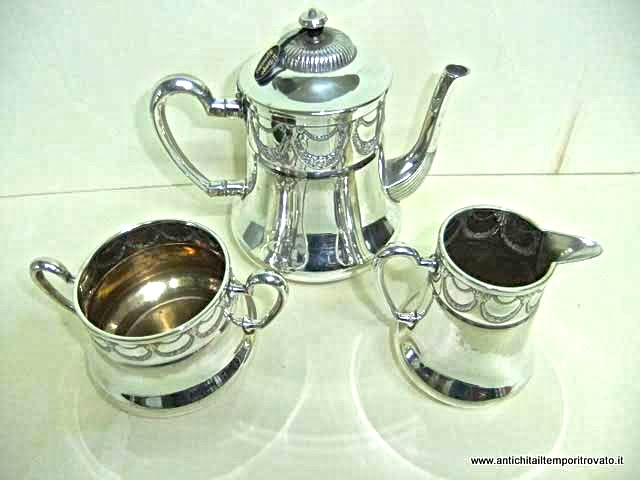 Sheffield d'epoca → Set in sheffield → Antico set da caffe WMF con ghirlande Antico servizio tedesco da caffe
Antico ed elegante set da caffe composto da 3 pezzi, realizzato in Germania nei primi anni del 900 con decori di ghirlande e baccelli realizzati a sbalzo. Le misure della caffettiera sono le …
... continua ...
Immagine:immagini/catalogo/1000/1410.jpg