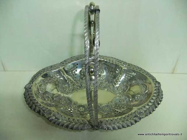 Sheffield d'epoca → Cestelli → Cestello sbalzato Cestino
Splendido cestino in sheffield della fine dell`800, sbalzato con graziosi motivi floreali (vedi foto), bordo con foglie a giro, intermezzate da fiori. Traforato, con quattro piedini, Manico doppio …
... continua ...
Immagine:immagini/catalogo/1000/1565.jpg