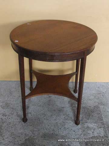 Mobili antichi - Tavoli e tavolini
Antico tavolino inglese piedi stile Luigi XVI - Antico tavolino primi 900 in mogano
Immagine n° 