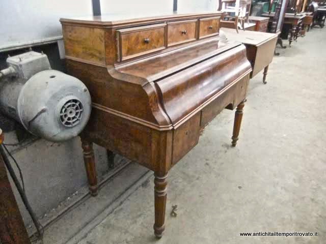 Mobili antichi → Scrivanie e scrittoi → Antico scrittoio in noce venata

Importante scrittoio francese a ribalta realizzatonella seconda metà dell`800 in noce venata: sostenuto da quattro eleganti gambe tornite e sfaccettate. Tre cassetti sottopiano: uno …

... continua ...


