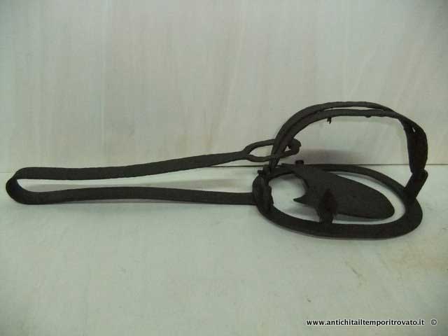 Oggettistica d'epoca → Bronzo ottone ferro → Antica trappola per volpi

Antica trappola a scatto per volpi dei primi anni del 700 forgiata a mano. Purtroppo il bracconaggio era molto frequente nei tempi antichi in quanto la selvaggina era considerata di …

... continua ...


