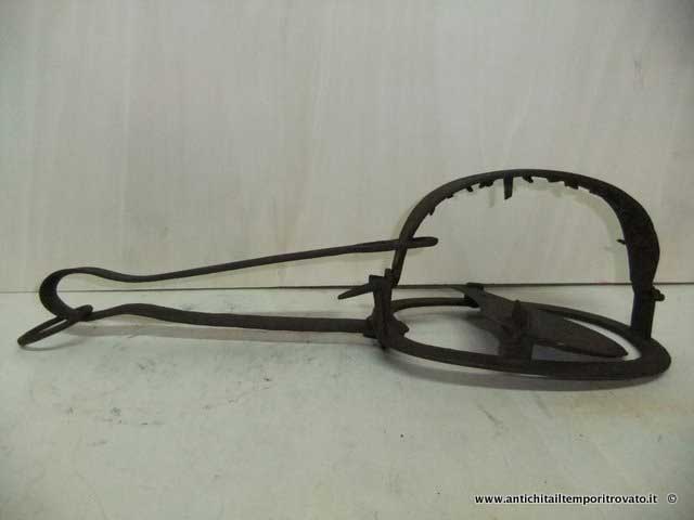 Oggettistica d'epoca → Bronzo ottone ferro → Tagliola per volpi del 700

Antica tagliola a scatto della metà dell`800 in ferro forgiato, per la cattura di animali selvatici come volpi. Costituiti da una morsa o da una molla in ferro, venivano usate dai contadini …

... continua ...

