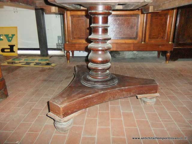 Mobili antichi - Tavoli a bandelle  - Antico tavolo con piccole bandelle - Immagine n°3  