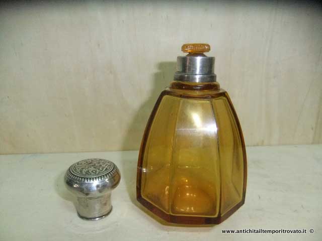 Argenti antichi → Oggetti vari in argento  → Antica bottiglia da toilette

Antica bottiglia da toilette in vetro color giallo del 1930 con corpo ottagonale. Collo e tappo in argento perlinato e cesellato all`interno. Completa del suo tappo interno in vetro. Marcato 800 …

... continua ...


