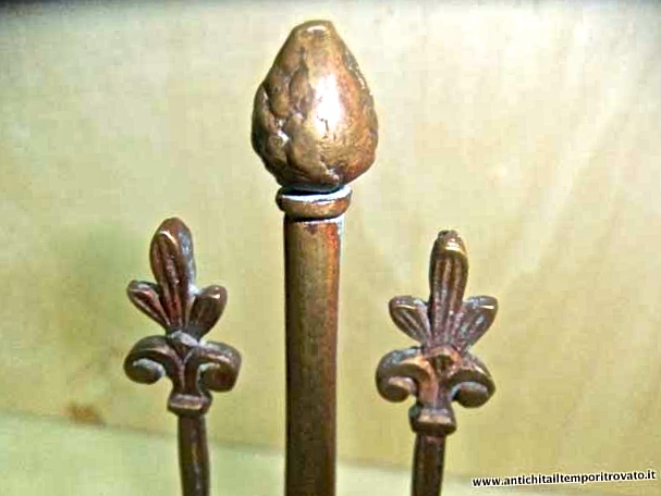 Oggettistica d`epoca - Bronzo ottone ferro - Antico candelabro in ottone - Immagine n°4  