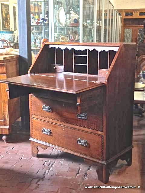 Mobili antichi → Bureau e trumeau → Bureau rovere intarsiato Piccolo bureau intarsiato
Piccolo bureau realizzato nella fine dell`800 in massello di rovere, intarsiato a giro nei cassetti, nel piano e nella ribalta con decorazione a motivi geometrici in palissandro e legno di frutto …
... continua ...
Immagine:immagini/catalogo/3000/3039.jpg
