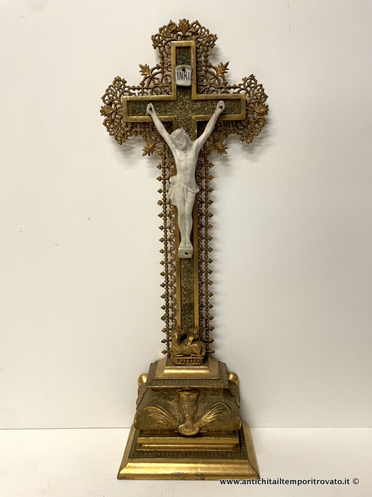 Oggettistica d`epoca - Arte sacra - Antico cristo in biscuit Cristo in biscuit su croce in legno dorato - Immagine n°2  