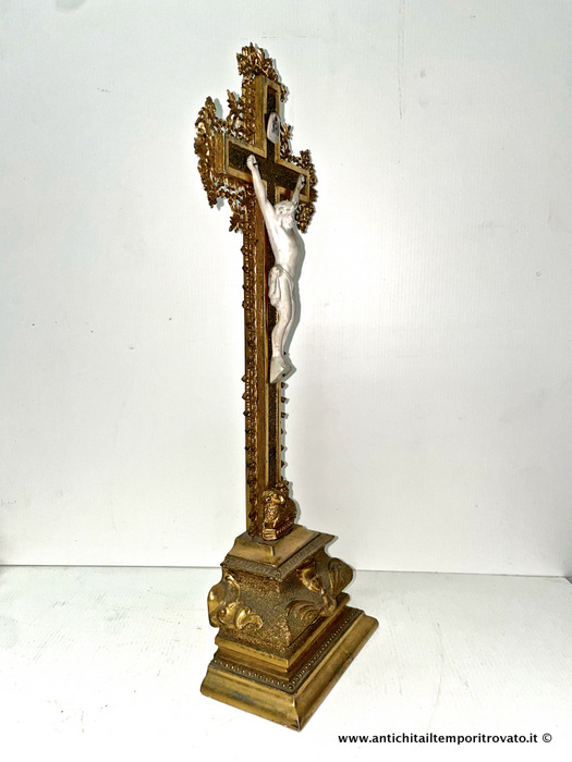 Oggettistica d`epoca - Arte sacra - Antico cristo in biscuit Cristo in biscuit su croce in legno dorato - Immagine n°3  