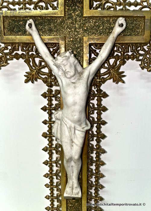 Oggettistica d`epoca - Arte sacra - Antico cristo in biscuit Cristo in biscuit su croce in legno dorato - Immagine n°4  