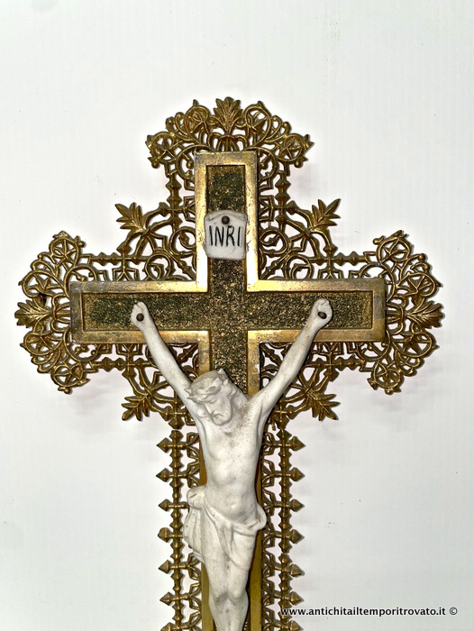 Oggettistica d`epoca - Arte sacra - Antico cristo in biscuit Cristo in biscuit su croce in legno dorato - Immagine n°6  