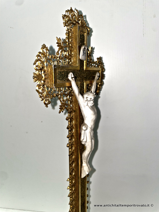 Oggettistica d`epoca - Arte sacra - Antico cristo in biscuit Cristo in biscuit su croce in legno dorato - Immagine n°8  