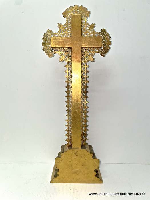 Oggettistica d`epoca - Arte sacra - Antico cristo in biscuit Cristo in biscuit su croce in legno dorato - Immagine n°10  