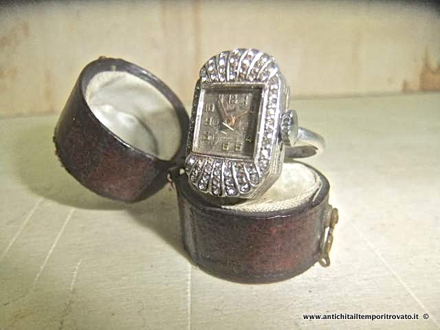 Gioielli e bigiotteria - Anelli - Antico anello con orologio Anello con orologio in argento e zaffiri - Immagine n°3  