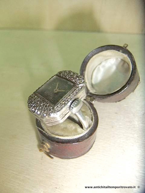 Gioielli e bigiotteria - Anelli - Antico anello con orologio Anello con orologio in argento e zaffiri - Immagine n°4  