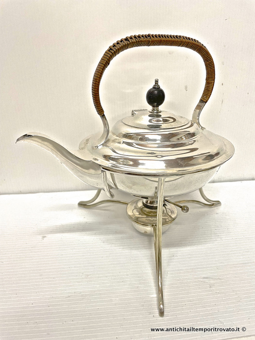 Sheffield d'epoca → Samovar → Antico samovar con manico in vimini Samovar inglese con manico vimini
Antico e delizioso samovar realizzato in Inghilterra nei primi del 900 con manico rivestito in vimini intrecciato (foto n°5). Altezza massima cm.21, larghezza massima compreso il beccuccio cm.21. …
... continua ...
Immagine:immagini/catalogo/3000/3167.jpg