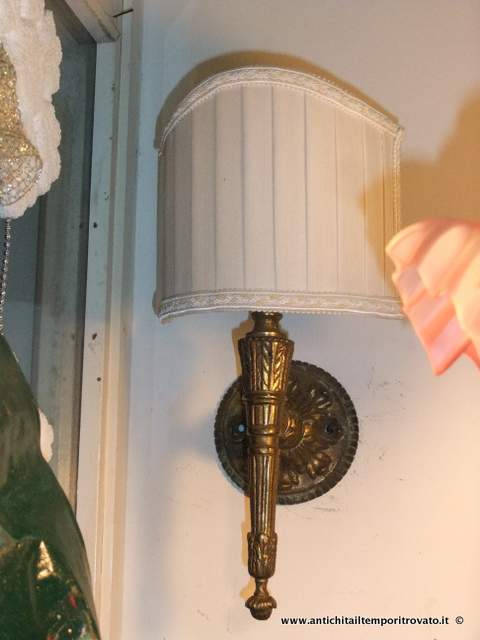 Oggettistica d`epoca - Lampadari e lampade
Antica applique a torcera - Antica fiaccola in ottone
Immagine n° 