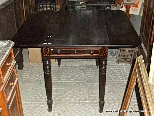 Mobili antichi - Tavoli a bandelle 
Antico tavolo in mogano cubano intarsiato - Tavolo bandelle intarsiato
Immagine n° 