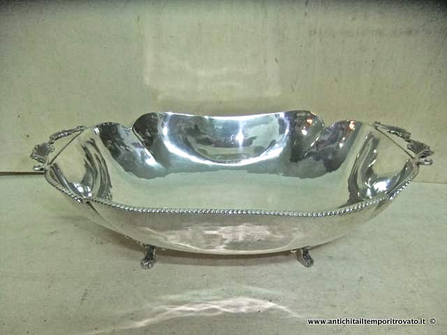 Argenti antichi → Oggetti vari in argento  → Svuotatasche in argento

Antico svuotatasche della metà del 900 in argento a titolo 800 poggiante su quattro piedini mossi. Per manico due foglie (larghezza con manici cm.25), bordo mosso e cordonato. Grammi …

... continua ...

