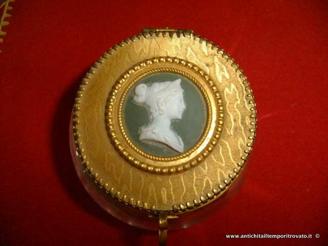 Oggettistica d`epoca → Scatole varie → Antica scatola con medaglione wedgwood Scatola in vetro con placca wedgwood
Deliziosa scatolina inglese dei primi dell 900 in vetro, con bordo in ottone rifinito con decoro di piccoli fiocchi e coperchio (cm 8) con medaglione centrale Wedgwood (cm 4). Il fondo della scatola …
... continua ...
Immagine:immagini/catalogo/3000/3417.jpg