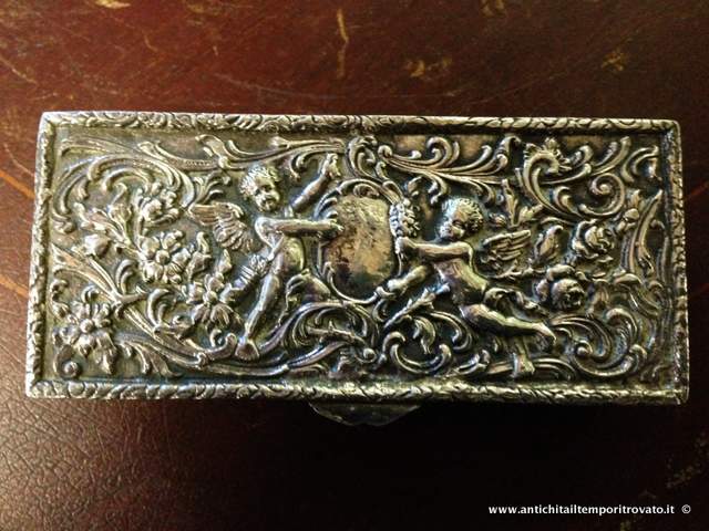 Scatolina in argento con angeli sbalzati - Antica scatolina argento tedesco