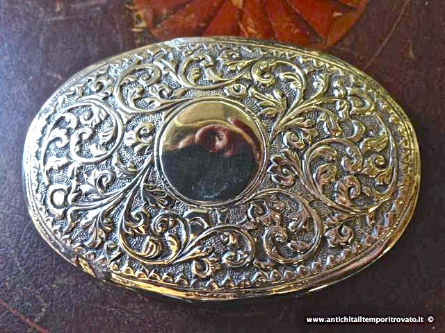 Antica scatoletta ovale in argento - Scatoletta ovale in argento sbalzato