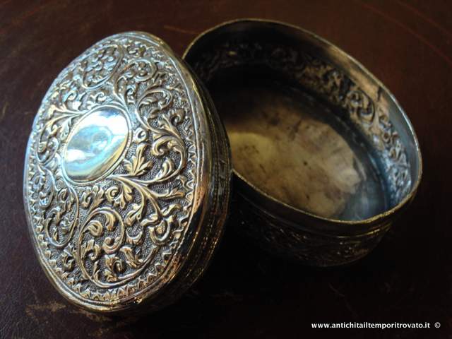Argenti antichi - Oggetti vari in argento  - Antica scatoletta ovale in argento - Immagine n°4  