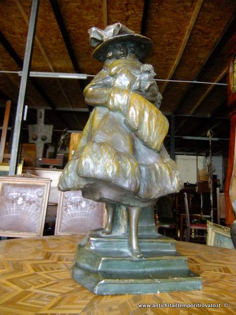 Antica statua in terracotta - Antica donna con cane in terracotta