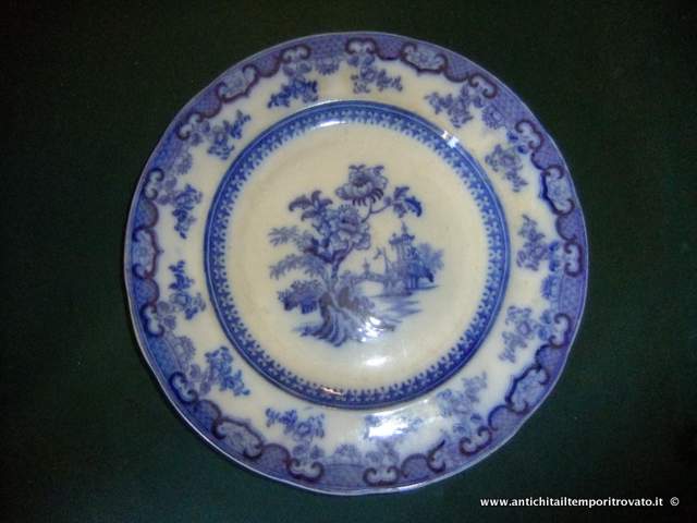 Oggettistica d'epoca → Piatti → Antico piatto Wedgwood Chusan

Antico piatto Wedgwood modello Chusan risalente al 1840-1850, con decorazione blù cobalto con metodo transferware: l`immagine centrale mostra un tempio su un`isola posta in un lago, con un ponte di …

... continua ...

