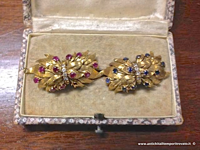 Antica coppia di spille in oro 750, rubini, zaffiri, brillantini - Coppia di spille in oro con brillantini, rubini e zaffiri