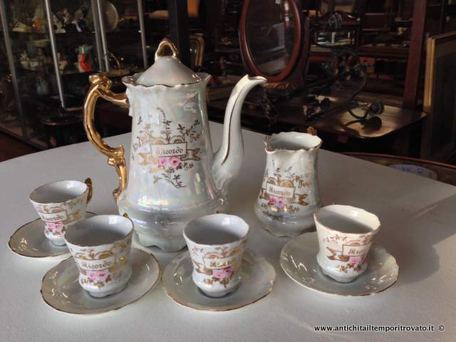 Oggettistica d`epoca → Teiere caffettiere porcellana → Antico servizio da caffe Ricordo Servizio da caffe madreperlato
Antico servizio liberty dei primi del 900 di produzione tedesca. Marcato C.Tielsch & Co. in Altwasser in Deutschland im Zeitraum (1909 - 1935), il servizio, composto da caffettiera, lattiera e …
... continua ...
Immagine:immagini/catalogo/3000/3511.jpg