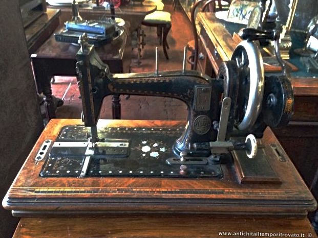 Antica macchina da cucire - Antica macchina da cucire con madreperla