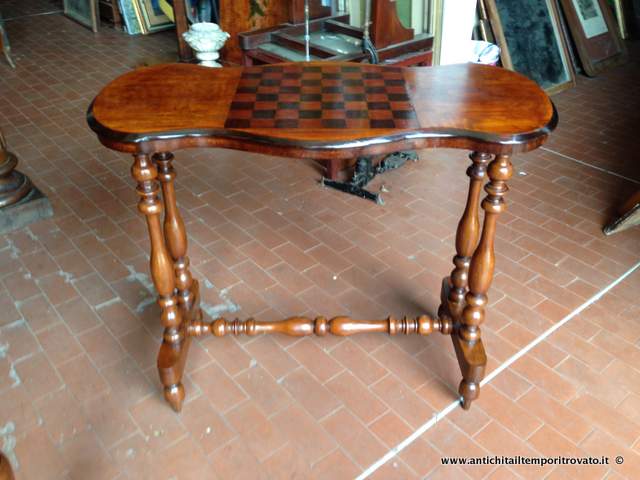 Mobili antichi - Tavoli da gioco
Antico tavolino con scacchiera - Tavolino inglese con scacchiera intarsiata
Immagine n° 
