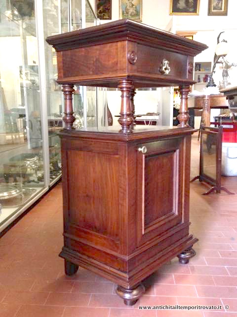 Antico mobiletto italiano - Antico comodino con colonne tornite