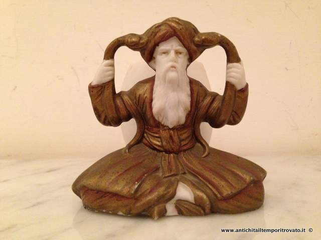 Oggettistica d`epoca → Porcellane e ceramiche → Antico personaggio in biscuit con uovo

Antico e particolare biscuit rappresentante un incantatore di serpenti con un uovo nella parte posteriore. I personaggi con le uova sono molto collezionati: soltamente si trovano con le figure di …

... continua ...

