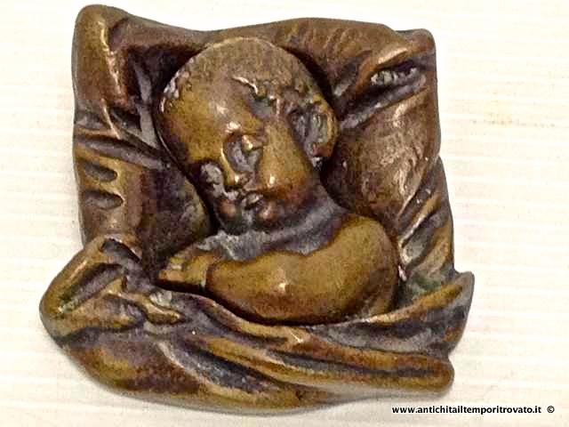 Antico bronzetto fermacarte - Antico bronzo: bimbo su cuscino