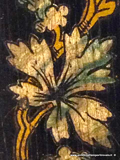Oggettistica d`epoca - Specchi e cornici - Antica cornice ebanizzata decorata Cornice ebanizzata con tralci d`uva - Immagine n°3  
