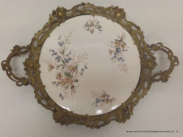 Oggettistica d'epoca → Porcellane e ceramiche → Antico vassoio metallo dorato e ceramica

Delizioso vassoio rotondo dei primi del 900 di provenienza italiana. Bordo e manici in metallo dorato con decori a motivi floreali a traforo, sorretto da quattro piedini mossi e anch'essi traforati …

... continua ...

