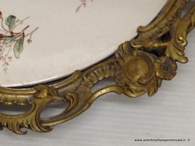 Oggettistica d`epoca - Porcellane e ceramiche - Antico vassoio metallo dorato e ceramica Vassoio liberty con decori floreali - Immagine n°4  