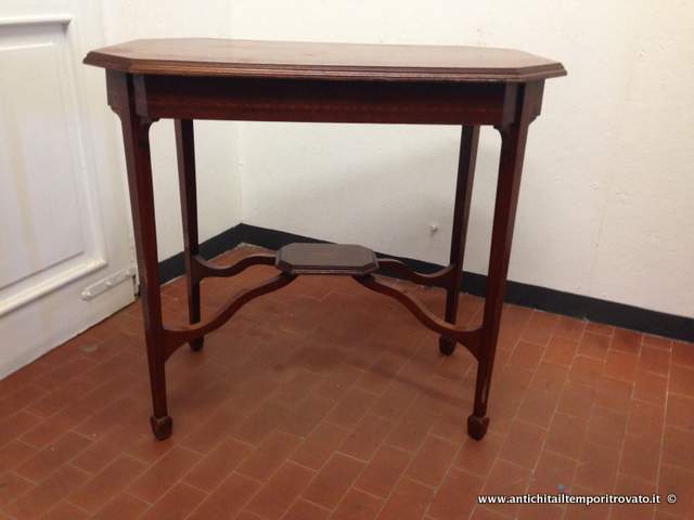 Mobili antichi - Tavoli e tavolini
Tavolino intarsiato con rose - Antico tavolino Edoardiano
Immagine n° 