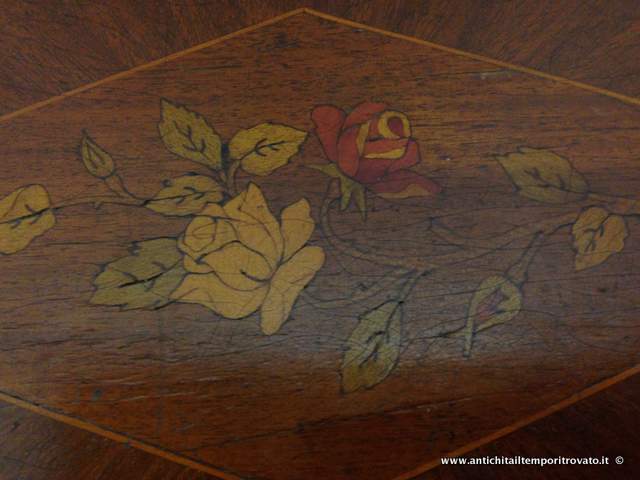 Mobili antichi - Tavoli e tavolini - Tavolino intarsiato con rose - Immagine n°2  