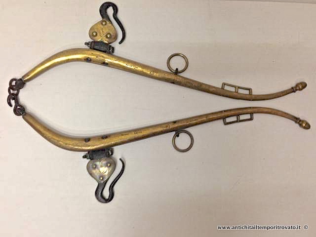 Oggettistica d'epoca → Bronzo ottone ferro → Antica coppia di imbracatura per cavallo

Antica ed elegante imbragatura formata da due staffe, usata per attaccare il cavallo al carro. Realizzata nel periodo Vittoriano in ottone massiccio e ferro: di forma mossa (cm.87) con finali a forma …

... continua ...

