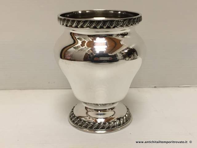 Sheffield d'epoca → Sheffield e Silver plate → Portavaso americano in silver plate

Antico porta vaso di piccole dimensioni (h.13) con corpo liscio (Ø11), fondo (Ø8) e apertura superiore (Ø9) con godronature obblique. Punzonato nel fondo Wilcox sp co. L`antico …

... continua ...

